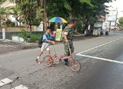 Gercep…!! Babinsa Kelurahan Purwosari Bantu Menyeberangkan Masyarakat Dan Anak Sekolah