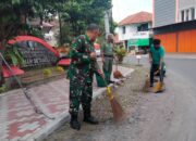 Pelihara Kebersihan Lingkungan, Babinsa Setabelan Ajak Linmas Laksanakan Kerja Bakti