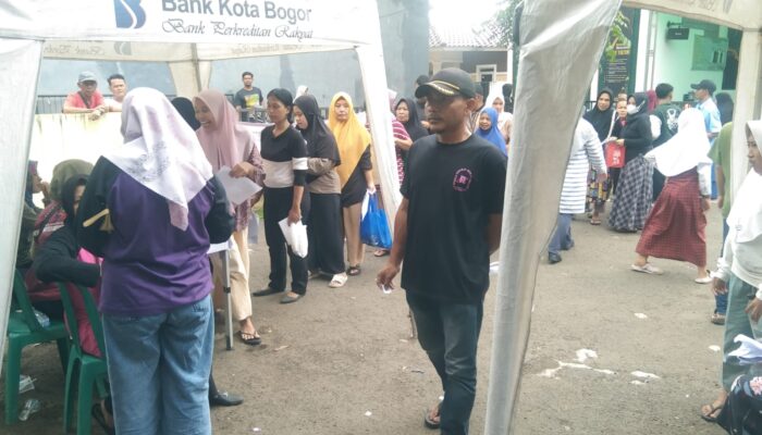 Warga Kelurahan Curug Kota Bogor Sambut Gembira Mendapat Bantuan Beras