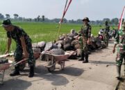 Anggota Kodim 0726/Sukoharjo dan Warga Gotong Royong Langsir Material