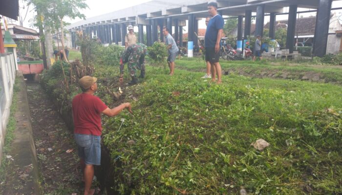 Kodim Boyolali Bersihkan Sampah di Aliran Irigasi Desa Tegalrejo