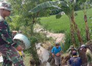 Tanggul Sungai Gamping Jebol, Danramil Cawas Pimpin Perbaikan Tanggul Bersama Warga