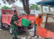 Bersihkan Sampah, Contoh Konkrit Babinsa Kauman Pelopori Kebersihan di Wilayah Binaan*
