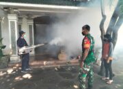 Peduli Kesehatan Warga, Babinsa Sriwedari Bersama Dinas Kesehatan Laksanakan Fogging