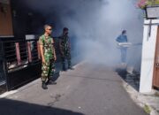 Cegah Demam Berdarah,Babinsa Sriwedari Dampingi Dinas Kesehatan Basmi Sarang Nyamuk Dengan Cara Fogging