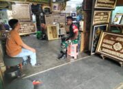 Jalin Silaturahmi Di Bulan Ramadhan, Babinsa Sriwedari Sambangi Pengrajin Karya Seni Kaligrafi Ayat Suci Huruf Arab