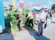 Hadapi Lomba Kampung KB, Babinsa Pucangsawit Bersama Warga Bersihkan Lingkungan