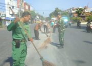 Cegah Kecelakaan, Serma Yudhi Bersama Posko Bencana Kecamatan Serengan Bergerak Cepat Bersihkan Kerikil Dan Pasir Yang Berserakan di Jalan