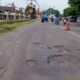 Kondisi Jalan Raya Bayangkari Mengalami Rusak Parah, Masyarakat Secara Swadaya Melakukan Perbaikan