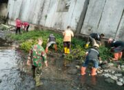 Cegah Terjadinya Banjir, Babinsa Keprabon Bersama Tim Saberling Laksanakan Kerja Bakti Resik – resik Kali Pepe