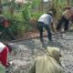 Kemanunggalan TNI Bersama Rakyat, Babinsa Koramil Klaten Utara Gotong Royong Pengecoran Jalan