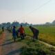 Lestarikan Gotong Royong, Babinsa Wonosari Bersama Warga Bersihkan Jalan Di Desa Bentangan