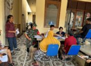 Pastikan Tepat Sasaran, Babinsa Kemlayan Bantu Pendistribusian Beras Untuk Warga Masyarakat Kurang Mampu