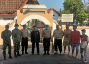 Anggota Koramil Trucuk Bersama Warga Karya Bakti Bersihkan Makam Ki Ageng Ronggo Warsito