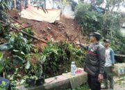 Polsek Ciawi Bersama Instansi Terkait Cek TKP Kejadian Tanah Longsor di Kp. Caringin, Ds. Banjarsari, Kec. Ciawi