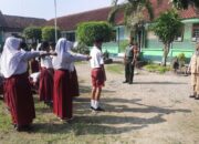 Tanam Sikap Disiplin, Babinsa Koramil 21 Juwiring Berikan Pelatihan PBB Siswa SDN 1 Juwiring