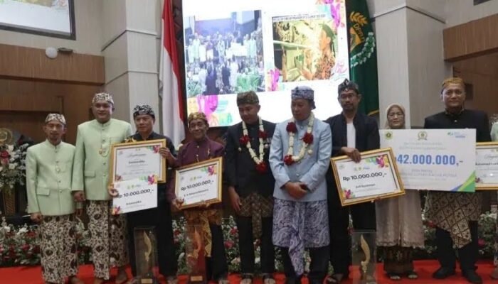 DPRD Bogor Bagikan Sejumlah Penghargaan Kepada Tokoh Saat Peringatan HJB ke-542   