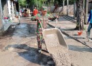 Babinsa Desa Wadunggetas Bersama Warga Gotong Royong Dalam Karya Bakti Betonisasi Jalan