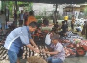 Raya Idul Adha, Munzir Geusyik Gampong Buket Mulya Ikut Membagikan Daging Kurban Kepada Masyarakat