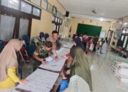 Babinsa Ceper Dampingi dan Pantau Penyaluran Bantuan Pangan CBP Desa Ngawonggo