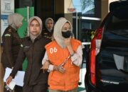 KEJARI BIREUEN, TERIMA TERSANGKA DAN BARANG BUKTI PERKARA KOSMETIK ILEGAL