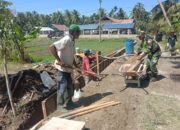 Babinsa Bersama Warga Desa Binaan Gotong Royong Membuat Saluran Air.