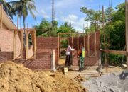 Manunggal Bersama Rakyat, Babinsa Turut Hadir Membantu Bangun Rumah Warga.