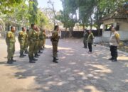 Bimtek Linmas, Babinsa Banjarsari Bersama Bhabinkamtibmas Berikan Pelatihan Dasar Baris Berbaris