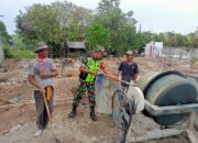 Wujudkan Manunggal TNI-Rakyat, Babinsa Koramil 06/Peusangan Bantu Warga Bangun Rumah.