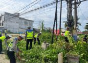 Polantas Bireuen Gotong Royong Bersihkan Rumput Dipinggir Jalan