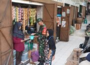 Pastikan Stabilitas Harga Dan Ketersedian Sembako, Babinsa Karangasem Sambangi Pasar Sidodadi Kleco