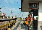 Babinsa Desa Sekaran Lakukan Komsos Dan Patroli Bersama Petugas PJL Perlintasan Kereta Api Pakis