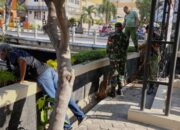 Wujudkan Lingkungan Yang Bersih Dan Asri Babinsa Kelurahan Gilingan Laksanakan Kerja Bakti