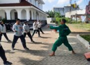 Tingkatkan Kemampuan Fisik Serta Kedisiplinan Linmas, Babinsa Sondakan Latihkan Beladiri Karate