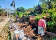 Babinsa Desa Duwet Karya Bakti Pembangunan Talud di TPU Kyai Klungsu