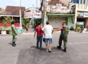 Warga Kesulitan Menyebrang Jalan, Babinsa Sudiroprajan Sigap Berikan Bantuan