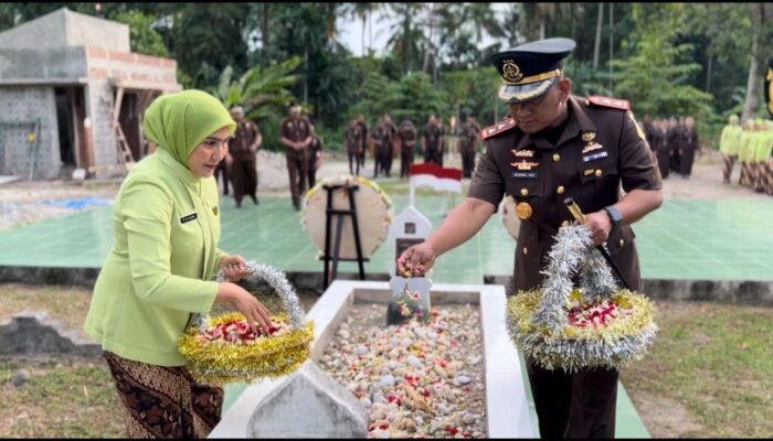 Kejari Bireuen Upacara Ziarah ke Taman Makam Pahlawan Dalam Rangka Peringatan HBA dan HUT IAD