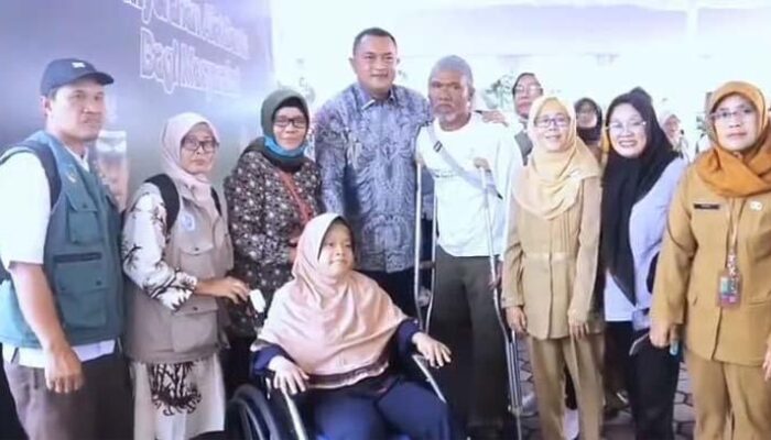 Bentuk Peduli Terhadap Penyandang Disabilitas, Ketua DPRD Kabupaten Bogor Rudy Susmanto Berikan Ratusan Kursi Roda 