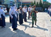 Babinsa Kelurahan Gilingan Tanamkan Kedisiplin Kepada Siswa-siswi SMAN 2 Surakarta Dengan Latihan PBB