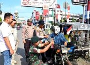 Kapolres Bireuen AKBP Jatmiko,S.H.M.H., Bersama TNI – Polri, Bagi-bagi bendera merah putih, kepada pengendara di jalan raya.