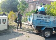 Pelihara Kebersihan Lingkungan, Babinsa Sumber Bersama Warga Bersihkan Taman di Bantaran Sungai Gajah Putih