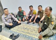 Perkuat Sinergitas, Babinsa Bersama Kapolsek Dan Bhabinkamtibmas Pasar Kliwon Ngobrol Santai Bareng Masyarakat