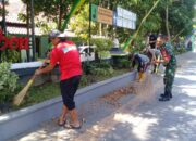 Gandeng Tim Saberling Dan Staf Kelurahan, Babinsa Keprabon Bersihkan Sepanjang Trotoar Jalan Diponegoro