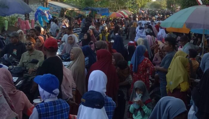 Masyarakat Torjun Padati Rute Lomba “Gerrak Jalan” HUT RI Ke 79 di Kecamatan Torjun