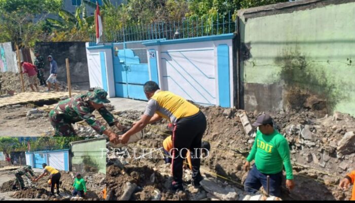 Koramil 04/Jebres Bersama Masyarakat Gotong-royong Dalam Karya Bakti Daerah Tahap VI Di Wilayah Kelurahan Jagalan