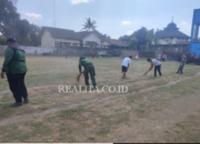 Bersihkan Lapangan Desa Geneng Klaten, Koramil Prambanan Dan Warga Bersinergi Ciptakan Lingkungan Sehat