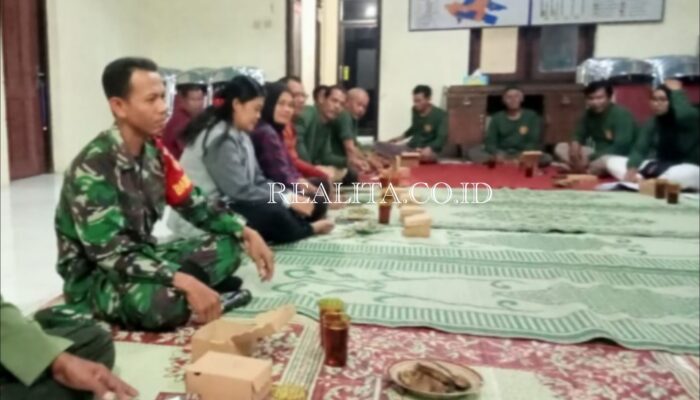 Ciptakan Keamanan Dan Silaturahmi Babinsa Desa Kingkang Hadiri Pertemuan Linmas Desa Kingkang Wonosari