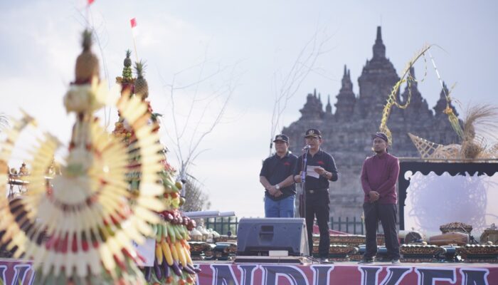 Kirab Gunungan ,Ramaikan Festival Candi Kembar ke-5 di Desa Bugisan