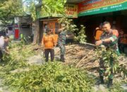 Babinsa Mangkubumen Ajak Warga Gotong Royong Pangkas Ranting Dan Pohon Yang Menutupi Jalan