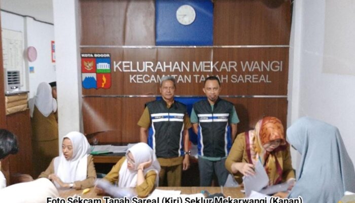 Targetkan Pemilih Pemula, Warga Mekarwangi Melakukan Perekaman e-KTP di Kantor Kelurahan